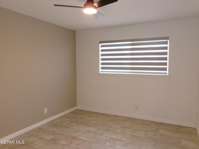 Building Photo - 6253 Dew Dr