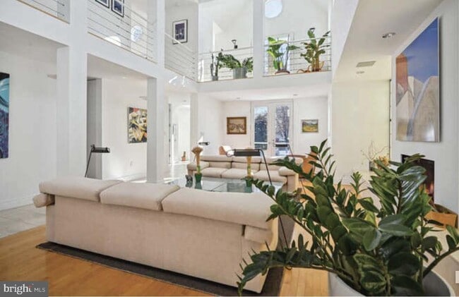 Building Photo - 4527 Q Pl NW