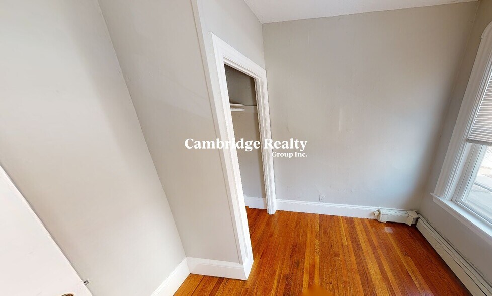 Building Photo - 562 Green St
