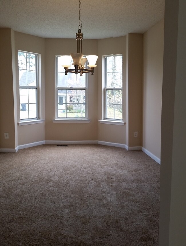 Building Photo - MOVE IN TODAY!  Large 4 bed 2 bath with bo...