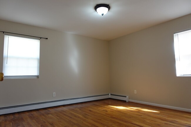 Building Photo - 4 Bedroom Spacious Hi-Ranch