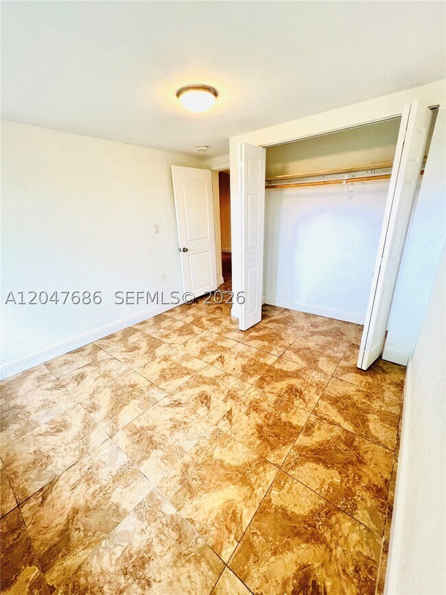 Building Photo - 410 Pinecrest Dr