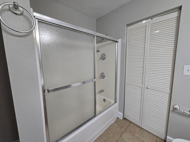 Building Photo - 560 Greenbriar Townhouse Way