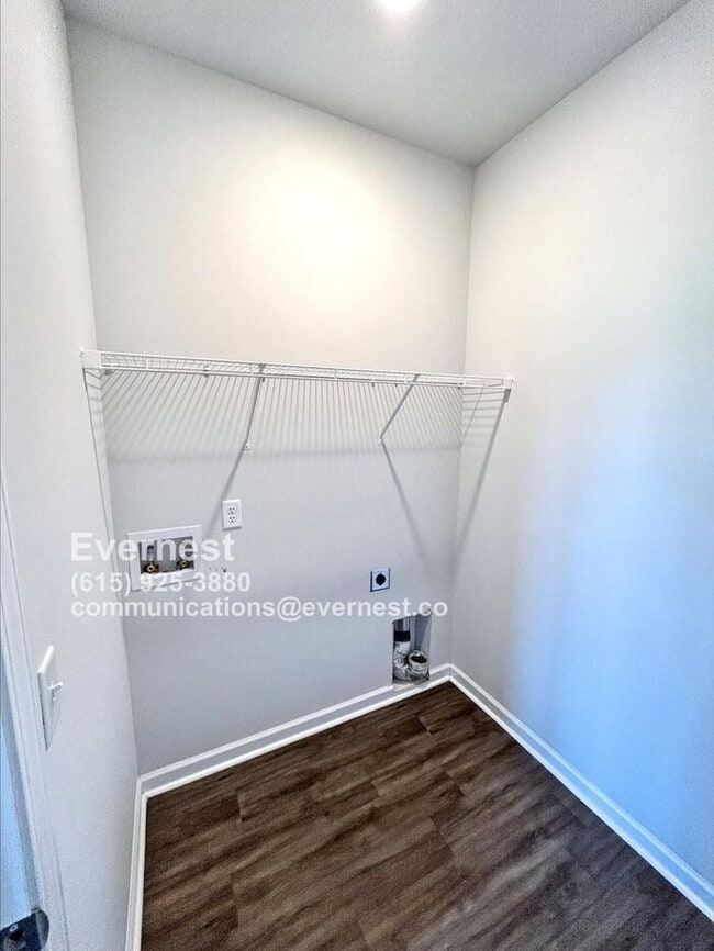Building Photo - Spacious and Beautiful 5-Bedroom Home / Av...
