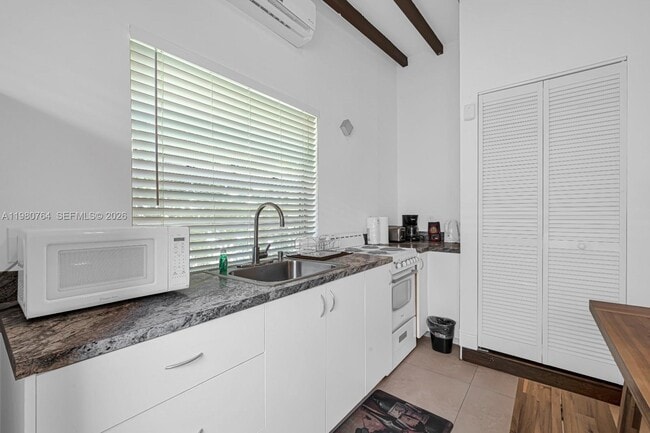 Building Photo - 1044 SW 13th Ct