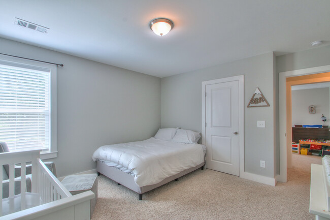 Building Photo - 1113 Camden Cir