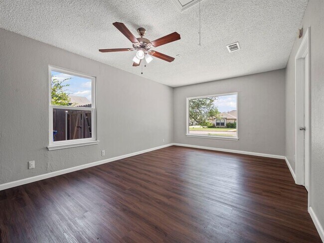 Building Photo - 1002 Cresswell Dr