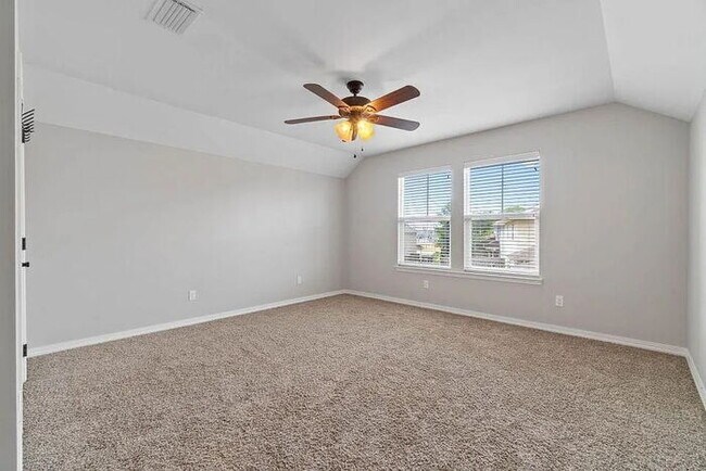 Building Photo - Conveniently located to Hurlburt and Eglin AFB.