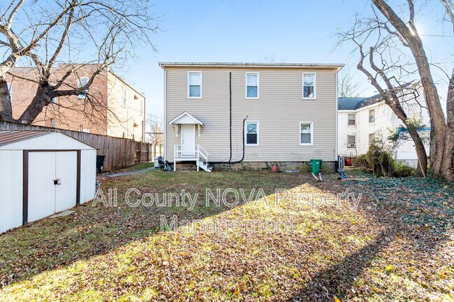 Building Photo - 305 9th St