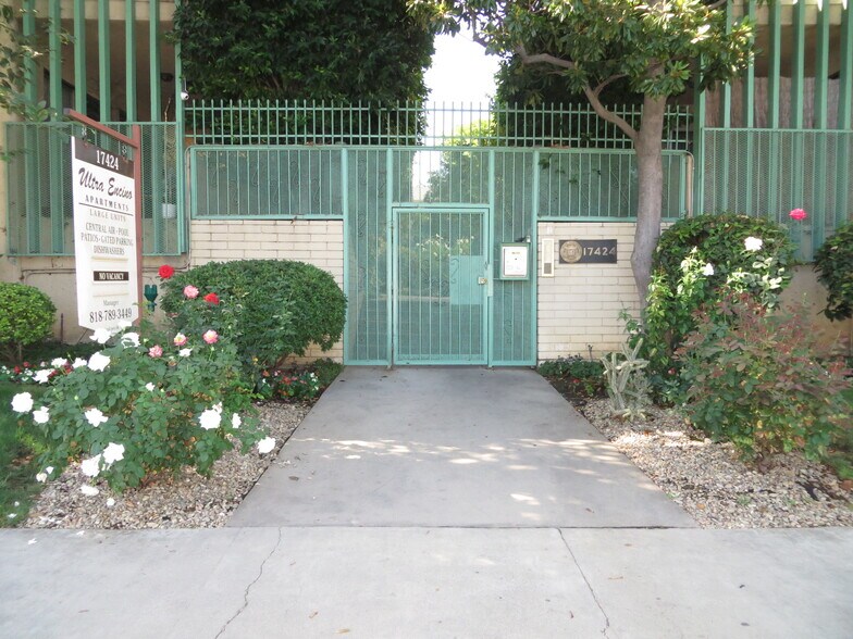 Building Photo - 17424 Burbank Blvd