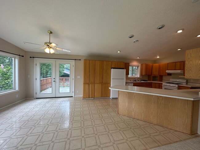 Building Photo - Spacious Kenai Home!
