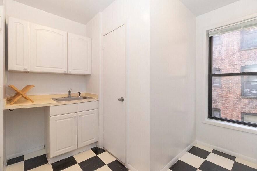 Building Photo - 163 E 94th St