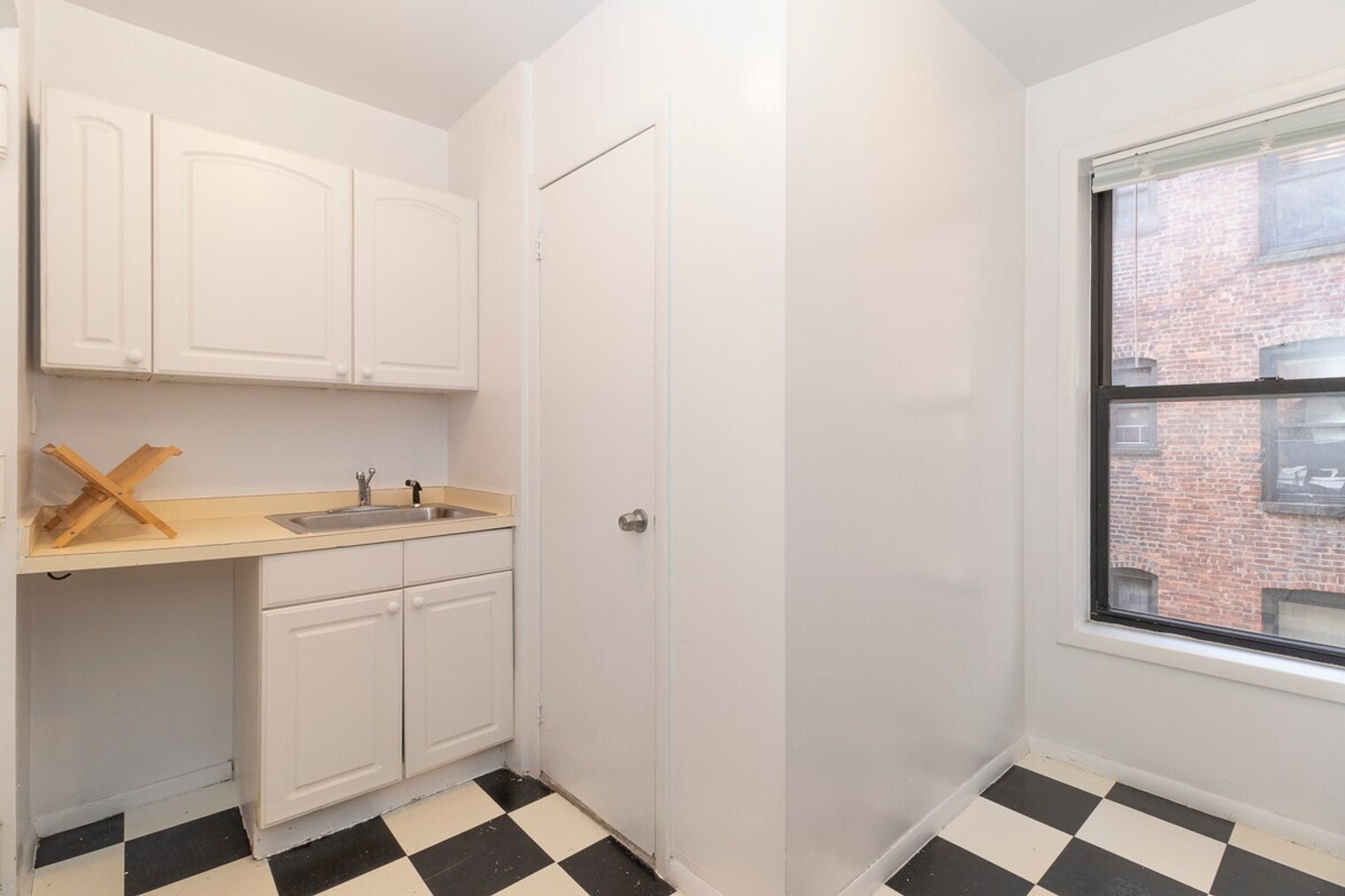 Building Photo - 163 E 94th St