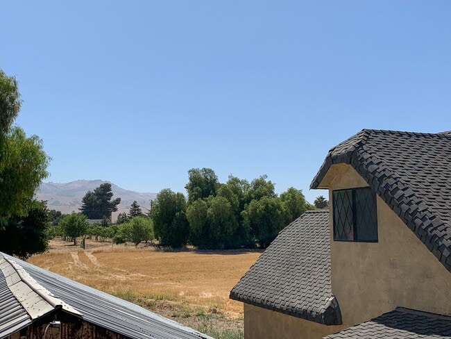 Building Photo - 2 Bedroom Country Home in Hollister