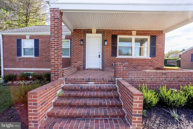 Building Photo - 21411 Montgomery Ave