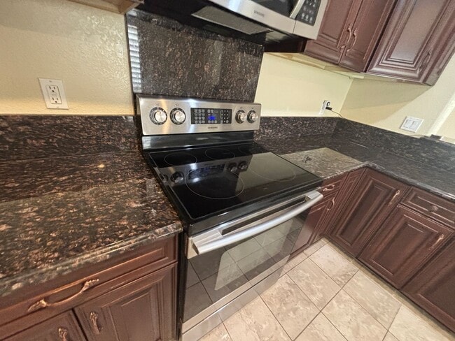 Building Photo - Beautiful 3 bed 2.5 bath townhouse in Spanish Trails!