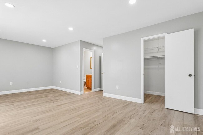 Building Photo - 1216 Thomas Ave