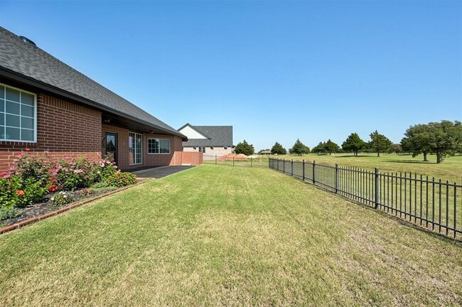 Building Photo - 1920 Fairway Dr