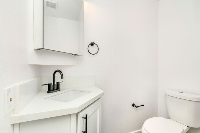 Building Photo - 2500 Abbot Kinney Blvd