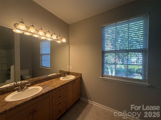 Building Photo - 933 Central Park Cir