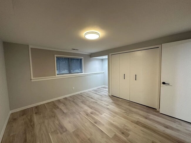 Building Photo - Lower Level Bedroom w/ Private Bathroom Fo...