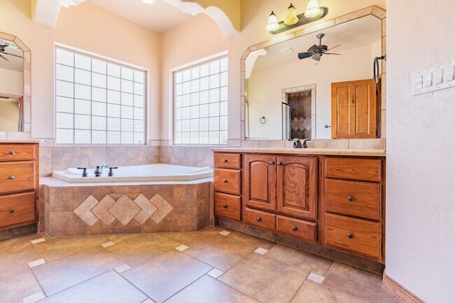 Building Photo - Beautiful Spacious 4 bedroom 2 bath House!