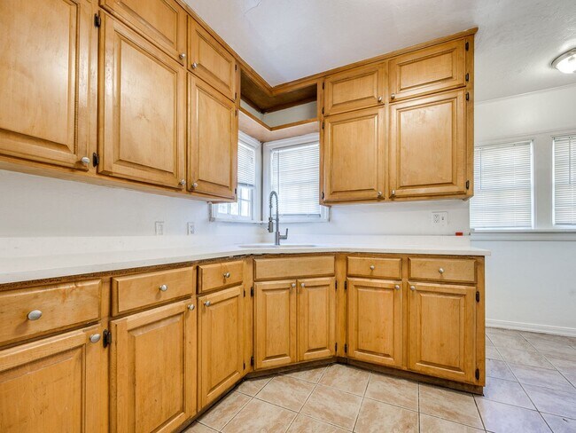 Building Photo - 2 Bed 1 Bath - Refrigerator Included - Urb...