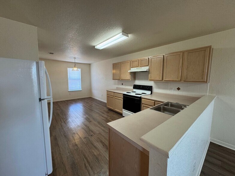 Building Photo - 1606 Dugger Cir