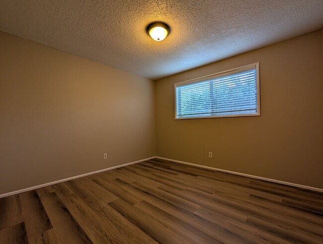 Building Photo - Bright 3 bedroom/ 1 bathroom Duplex with a fireplace and covered parking!