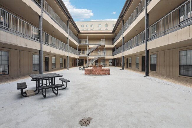 Building Photo - 2401 Leon St