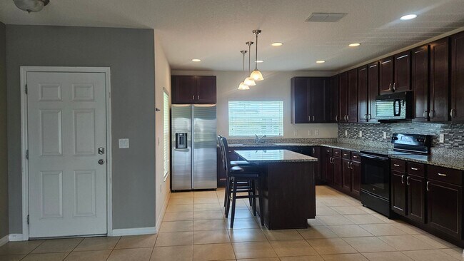 Building Photo - 233 Primrose Dr