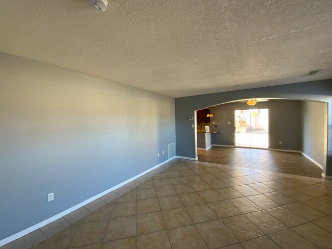 Building Photo - 3 Bedroom + Loft & Bonus Room Available Ne...