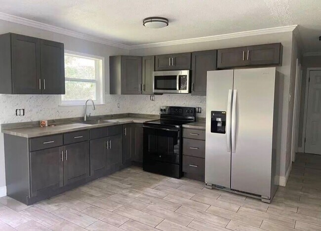 Building Photo - 3 Bedroom 2 Bath Available