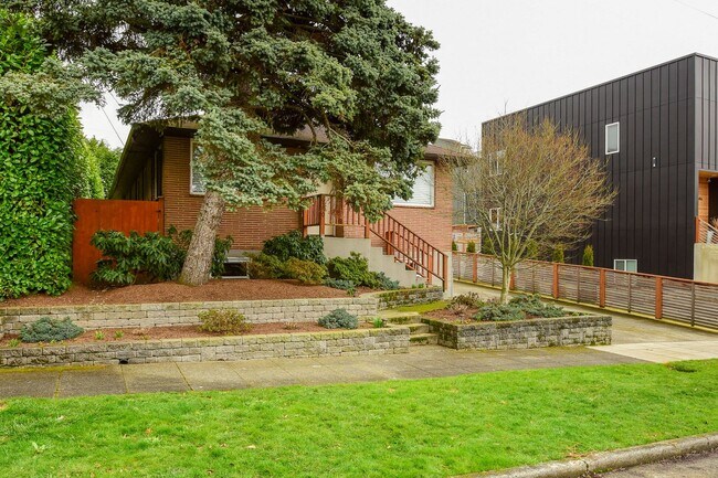 Building Photo - Beautiful 4 bedroom plus office home in Ballard