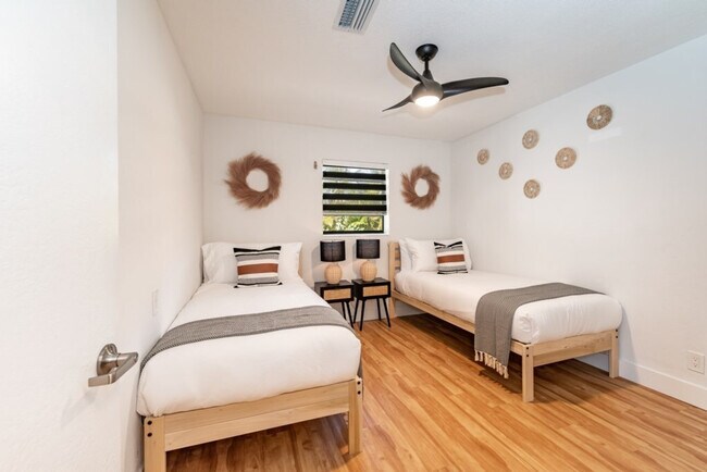 Building Photo - 1814 NW 14th Ave