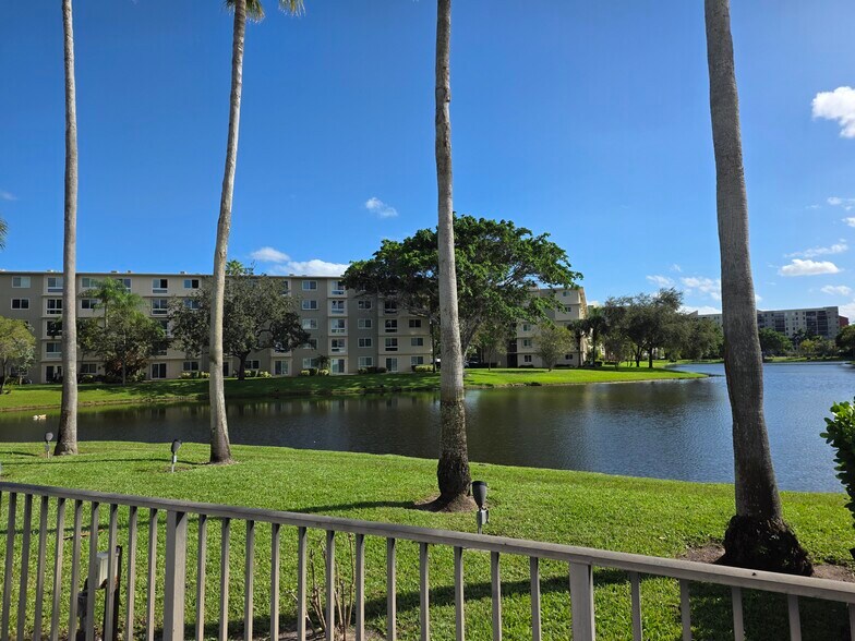 Building Photo - 2222 N Cypress Bend Dr