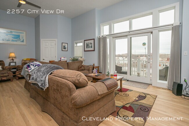Building Photo - Stylish Tremont Townhome!