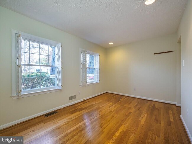 Building Photo - 2702 Navarre Dr
