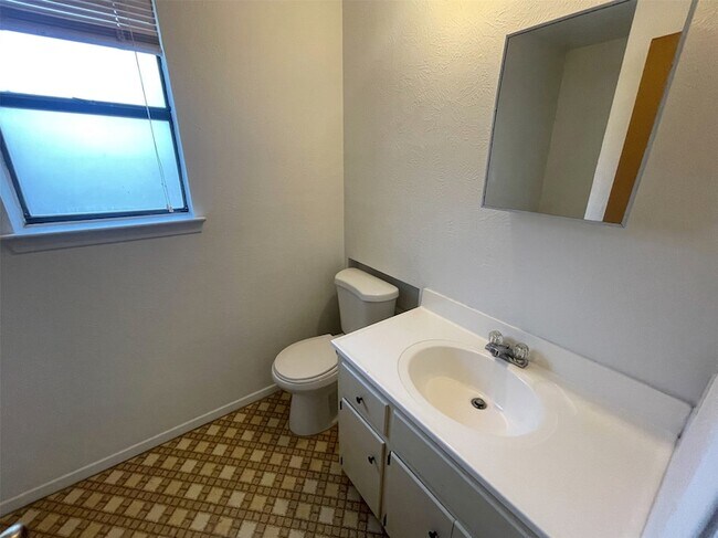 Building Photo - 204 Cedar Ln