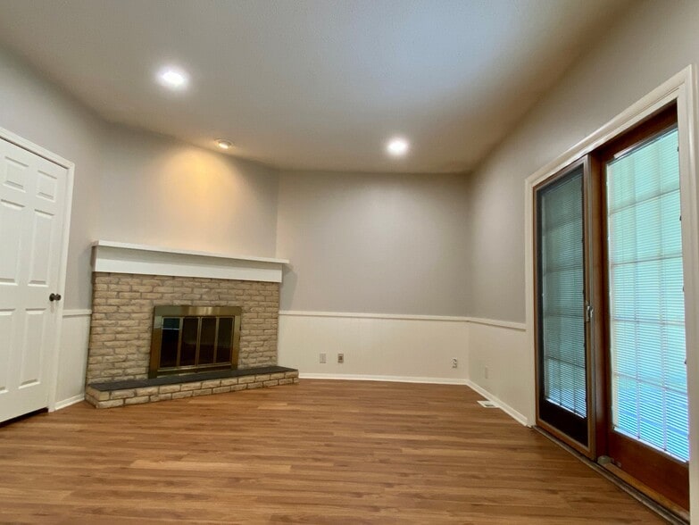 Building Photo - 2009 Crescent Dr