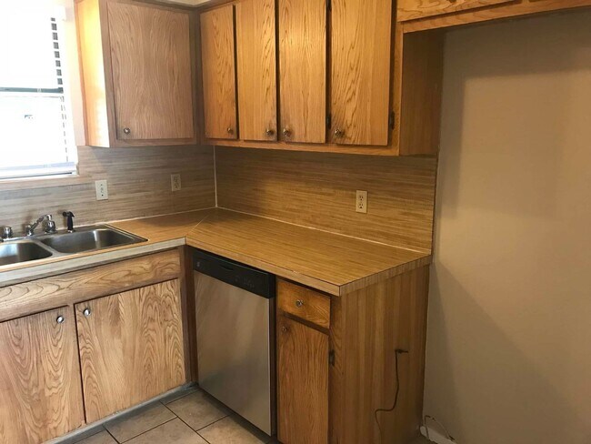 Building Photo - 1129-1131 Suburban Drive