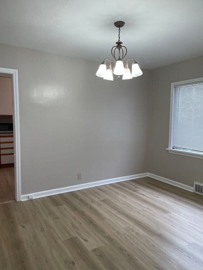 Building Photo - Charming Home in Seattle-Maple Leaf Area!