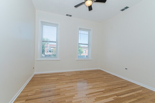 Building Photo - 1024 N Western Ave