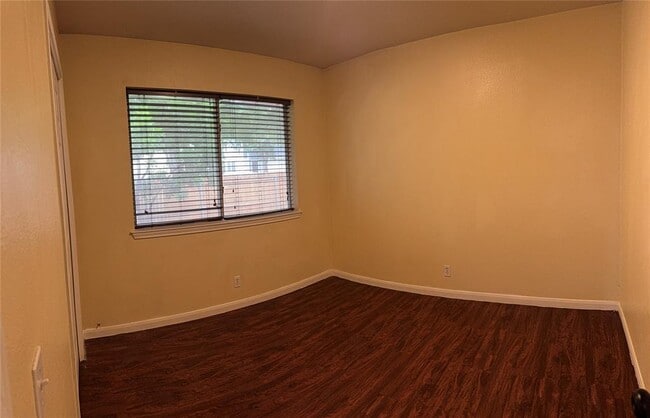 Building Photo - 14517 Oliphant St