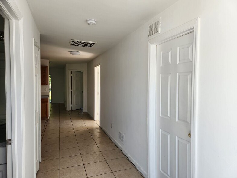 Building Photo - LO 4770-4772 Jordan Ave S