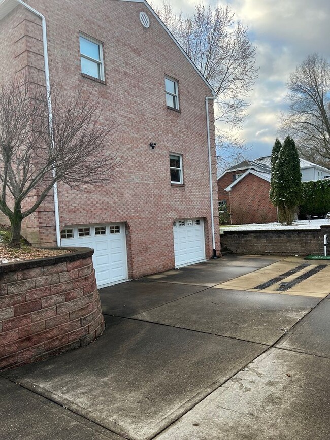 Building Photo - 5 Bedroom with 10 car parking less than 1 ...