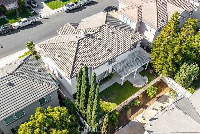 Building Photo - 6 Petria