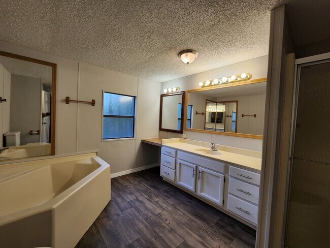 Building Photo - 3 Bed  2 Bath  2 Garage/Workshop and Fenced