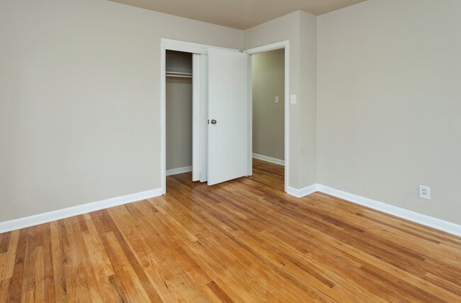 Building Photo - Spacious 4 bedroom 2 bathroom home