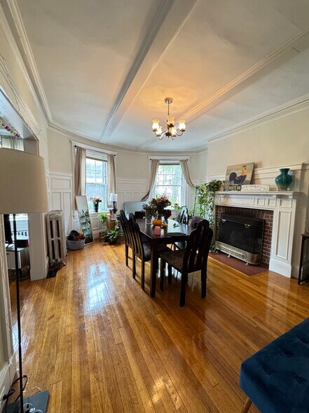 Building Photo - 104 Strathmore Rd
